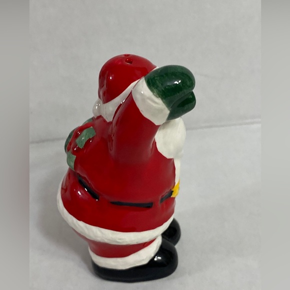 Kissing Santa And Mrs. Claus Salt and Pepper Shakers Christmas Table Kitschy - Picture 11 of 16